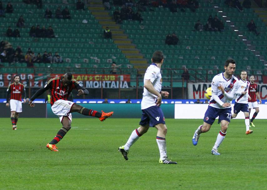 Balotelli si fa perdonare la settimana successiva con un gol formidabile al Bologna da 35 metri. LaPresse